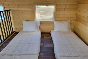 073 Tiny Home nr Grand Canyon South Rim Sleeps 8客房内的一张或多张床位