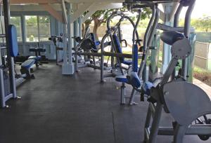 科洛阿CASTLE Kiahuna Plantation & Beach Bungalows的健身房,有几排有氧运动器材