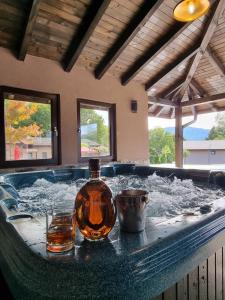 阿普里尔齐Хотелски комплекс САНЯ的浴缸内装有一瓶和两杯酒