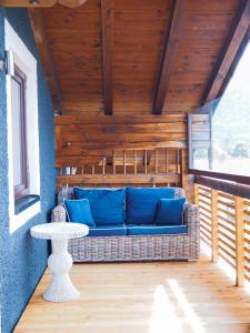 因泽尔Sauna & Whirlpool - ALPENLIEBE APARTments的一个带桌子的门廊上的蓝色沙发