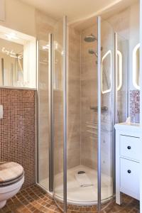 PareyStrandhaus Hotel的带淋浴、卫生间和盥洗盆的浴室