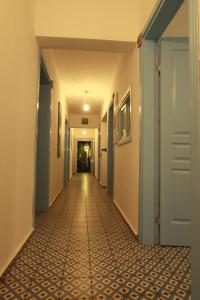 阿拉恰特卡基尔先生住宿加早餐旅馆的走廊上设有瓷砖地板和门