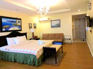 大雅台马里内利别墅住宿加早餐旅馆的酒店客房设有一张大床和一张沙发。