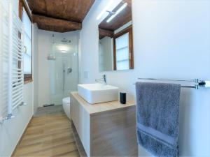 拉莫拉La Morra Flats的浴室配有白色水槽和卫生间。