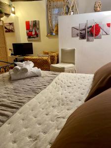 皮蒂利亚诺La Tana del Grillo的一间卧室配有一张大床和毛巾
