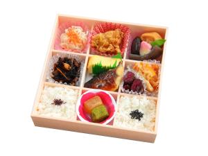 京都日升套房酒店的盛有米饭和不同种类食物的便当盒