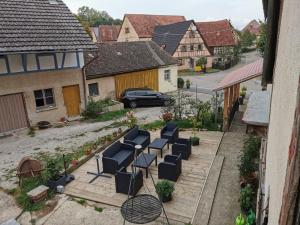 NiederstettenUnser Keltenhof的享有带椅子和汽车的庭院的空中景致。