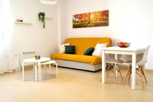 莫纳奇尔Monachil Apartamento La Vereda recién estrenado的客厅配有沙发和桌子