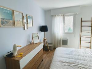 鲁瓦扬Le Pontappart的一间卧室配有一张床和一张桌子,上面有玩具鸭子