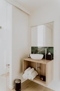 HerseltRamslo的一间带水槽和镜子的浴室