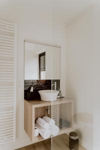 HerseltRamslo的一间带水槽和镜子的浴室