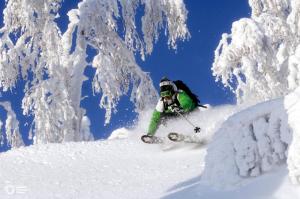 列维威瑞卡小木屋的一个人在雪覆盖的斜坡上滑雪