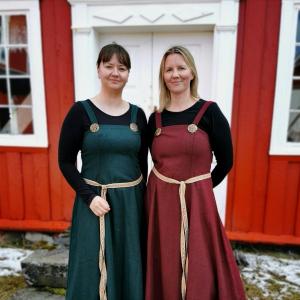 TranøyaTranøya的两个穿着裙子的女人彼此相邻