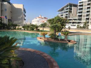 Swimming pools Apartment in Ocean Village - 2 bed 2 bath Rock view内部或周边的泳池
