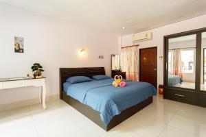 Bung KanPennaung Resort的一间卧室,配有一张带两个球的床铺