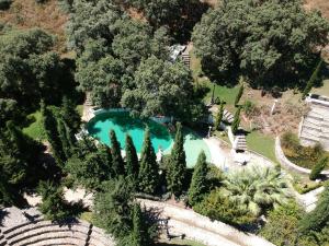 隆达Los Pilares de Ronda Boutique & Hotel的花园中游泳池的空中景致