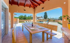 罗波里卡Pool Terrace Relax & Fun Villa Fuma的一间带桌椅的用餐室和一个庭院