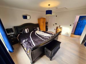 朴次茅斯Southsea Royale Studio, James Bond, Parking, Seafront的一间设有一张床铺的卧室,位于一个设有蓝色门的房间