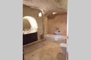 内夫谢希尔Fairy Chimney House的带浴缸、卫生间和盥洗盆的浴室