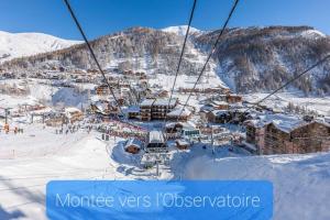 拉富La Foux d'Allos IDEAL 4 personnes的雪覆盖的山上的滑雪缆车