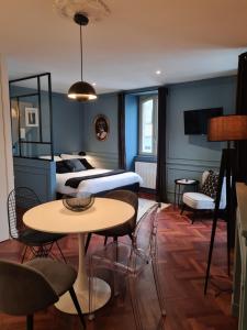 瓦讷LESAGE, au coeur de Vannes的卧室配有一张床和一张桌子及椅子