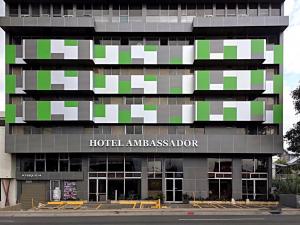 圣何塞Hotel Ambassador的一座位于Amassario大楼的标志