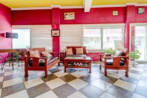 万隆Super OYO Collection O 90617 Rumah Oma Opa Syariah的客厅设有红色的墙壁和 ⁇ 格地板