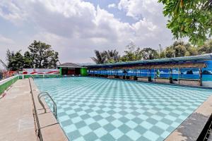 万隆Super OYO Collection O 90617 Rumah Oma Opa Syariah的度假村的一个空游泳池