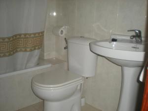 博伊罗萤火虫旅馆的白色的浴室设有卫生间和水槽。