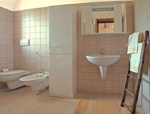 阿尔贝罗贝洛迪莫拉玛塔乐思特鲁利住宿加早餐酒店的一间带水槽、卫生间和镜子的浴室