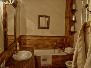 Labastide-du-Vert拉穆林酒店的带浴缸、水槽和浴缸的浴室