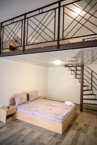萨帕雷瓦巴尼亚Апартаменти ЗДРАВЕ的一间卧室设有双层床和楼梯。