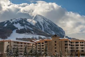 Mount Crested Butte格兰德洛奇套房酒店的一座山底建筑