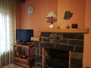 普奇塞达apartment nuria的客厅设有壁炉和电视。