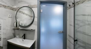 达姆施塔特茵恩斯塔德特纳赫公寓民宿的一间带水槽和镜子的浴室