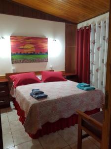 WandaWanda Apart Hotel Las Palmas的一间卧室配有一张带红色和蓝色毛巾的床