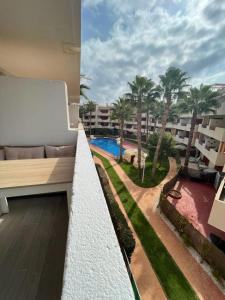 弗拉门卡海滩El Rincon Getaway Sea & Golf的享有泳池景致的大楼阳台
