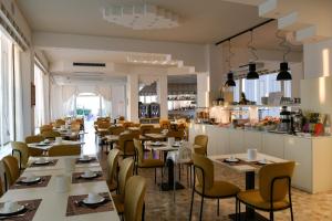 利多迪耶索罗德尔米莫斯酒店的一间带桌椅的餐厅和一间酒吧