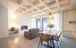 略夫雷加特河畔奥斯皮塔莱特BARCELONA TOUCH APARTMENTS - Rosich的客厅配有桌子和沙发