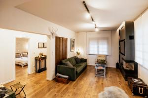 安吉斯特隆Fort D-Val luxurious apartment的客厅配有绿色沙发和床。