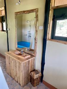 KatunguruEnshama Game Lodge and Campsite的一间带水槽和镜子的浴室