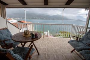 Apartments Kanevce Beach&Relax的阳台或露台