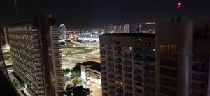 巴西利亚Bonaparte Hotel Flat Particular的享有夜间城市景观和建筑