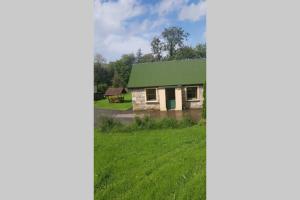 利特里姆Cottage ideal for Family's & private lake access的田野上带绿色屋顶的房子