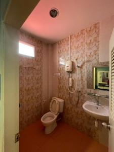 北碧Diamond Resort的一间带卫生间和水槽的浴室