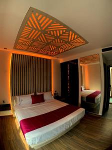 墨西哥城Amarterra Hotel Boutique的一间卧室设有一张大床,铺有木地板