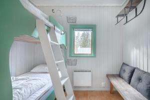 萨伦Gilleråsvägen 13 B的一间卧室配有双层床和沙发
