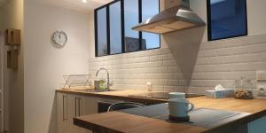 圣阿沃尔德Moderne et paisible studio avec balcon的厨房配有水槽和台面