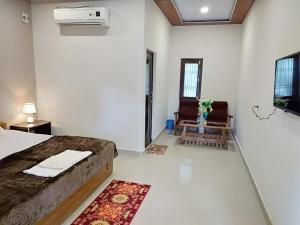 UmariāHotel Jungle Palace Resort的一间卧室配有一张床、一张沙发和一张桌子