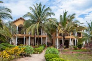 肯杜瓦肯杜瓦海滩日落酒店的一座棕榈树建筑